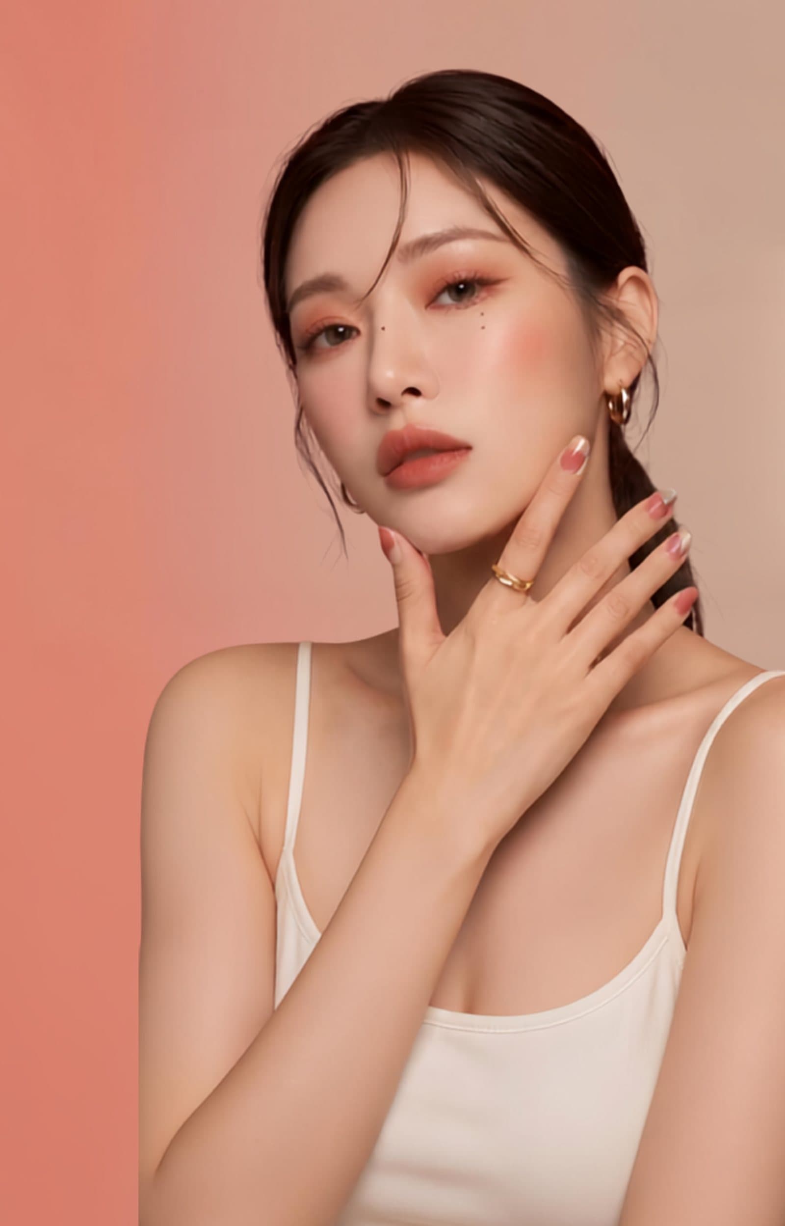 네일 아트를 받은 모델이 손끝을 얼굴에 올린 케부뷰 키비주얼